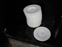 Ruim 30 diepe borden met doorsnede 28 cm. - afbeelding 3 van  3