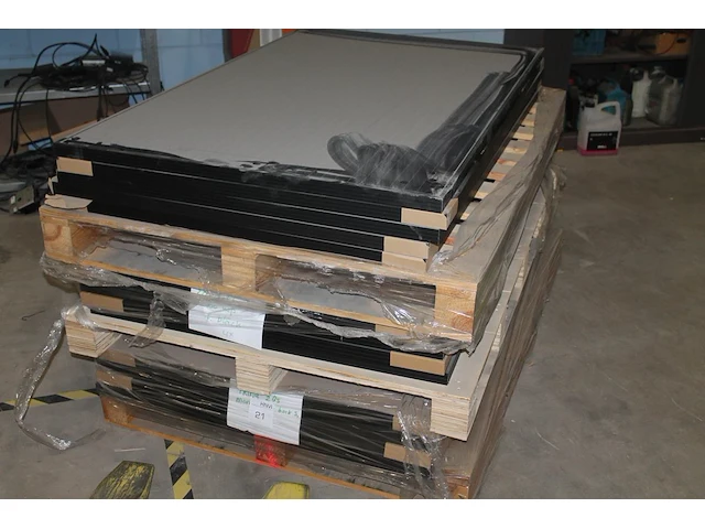 Ruim 30 diverse zonnepanelen op schap (2 palletplaatsen) en op pallet w.o. sunpower, longi en eco delta. - afbeelding 1 van  3