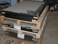Ruim 30 diverse zonnepanelen op schap (2 palletplaatsen) en op pallet w.o. sunpower, longi en eco delta. - afbeelding 1 van  3
