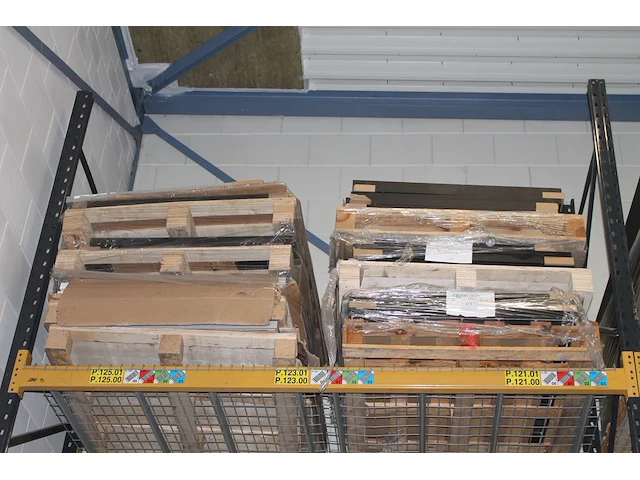 Ruim 30 diverse zonnepanelen op schap (2 palletplaatsen) en op pallet w.o. sunpower, longi en eco delta. - afbeelding 3 van  3