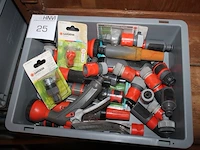 Ruim 30 koppel- en aansluitstukken gardena, deels in verpakking, in kunststof krat. - afbeelding 2 van  2