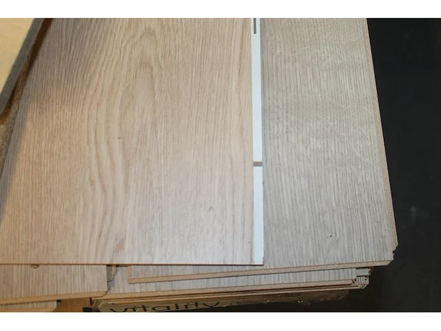 Ruim 30 m2 laminaat vitality ivory oak deels met ondervloer op pallet. - afbeelding 3 van  3