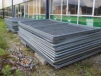 Ruim 40 bouwhekken met 40 voeten en enkele klemmen.