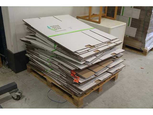 Ruim 40 gebruikte verhuisdozen op pallet. - afbeelding 1 van  2