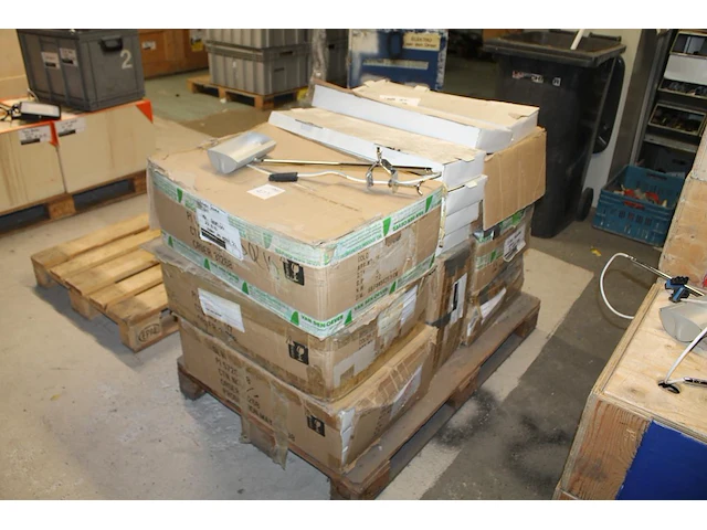 Ruim 40 pendelarmaturen in zeven dozen op pallet. - afbeelding 2 van  2