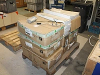 Ruim 40 pendelarmaturen in zeven dozen op pallet. - afbeelding 2 van  2