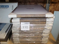Ruim 50 fotolijsten in diverse maten en uitvoeringen waaronder 18 x 24 cm, 30 x 40 cm en 40 x 40 cm op drie... - afbeelding 1 van  3