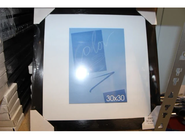 Ruim 50 fotolijsten in diverse maten en uitvoeringen waaronder 18 x 24 cm, 30 x 40 cm en 40 x 40 cm op drie... - afbeelding 2 van  3