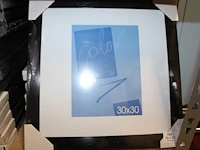 Ruim 50 fotolijsten in diverse maten en uitvoeringen waaronder 18 x 24 cm, 30 x 40 cm en 40 x 40 cm op drie... - afbeelding 2 van  3