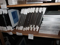 Ruim 50 fotolijsten in diverse maten en uitvoeringen waaronder 20 x 20 cm, 30 x 30 cm 30 x 40 cm en 40 x 50... - afbeelding 1 van  2