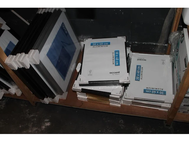 Ruim 50 fotolijsten in diverse maten en uitvoeringen waaronder 20 x 20 cm, 30 x 30 cm 30 x 40 cm en 40 x 50... - afbeelding 2 van  2