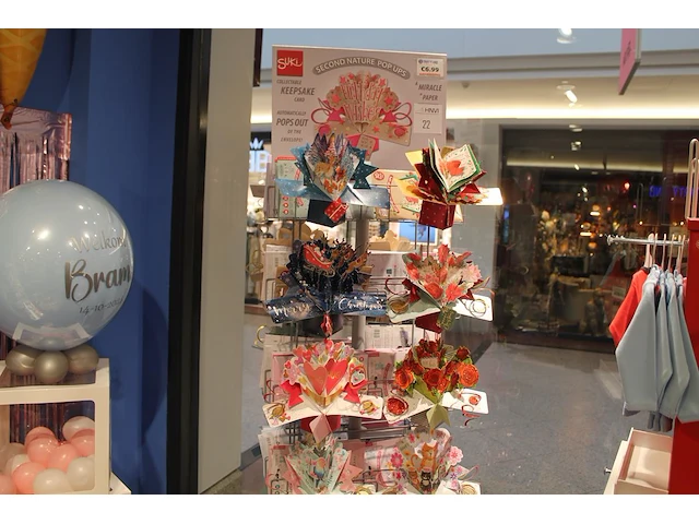 Ruim 50 pop-outkaarten. let op! exclusief carrousel. - afbeelding 1 van  4