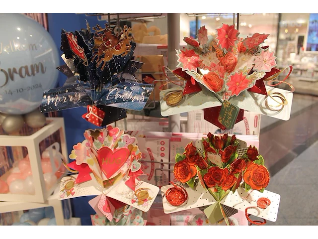 Ruim 50 pop-outkaarten. let op! exclusief carrousel. - afbeelding 3 van  4