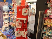 Ruim 50 psv-fanstore babyproducten w.o. mutsjes, slabbetjes, rompertjes, luierpakjes en t-shirtjes. - afbeelding 1 van  4