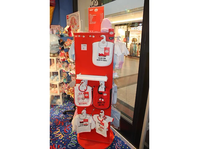 Ruim 50 psv-fanstore babyproducten w.o. mutsjes, slabbetjes, rompertjes, luierpakjes en t-shirtjes. - afbeelding 2 van  4