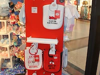 Ruim 50 psv-fanstore babyproducten w.o. mutsjes, slabbetjes, rompertjes, luierpakjes en t-shirtjes. - afbeelding 2 van  4