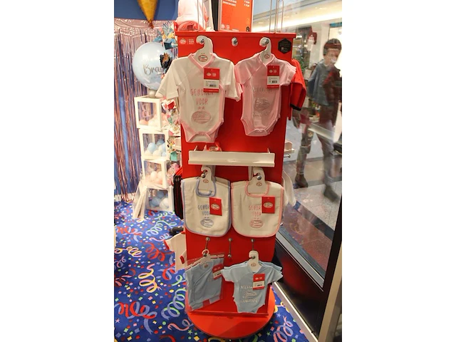 Ruim 50 psv-fanstore babyproducten w.o. mutsjes, slabbetjes, rompertjes, luierpakjes en t-shirtjes. - afbeelding 3 van  4
