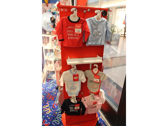 Ruim 50 psv-fanstore babyproducten w.o. mutsjes, slabbetjes, rompertjes, luierpakjes en t-shirtjes. - afbeelding 4 van  4
