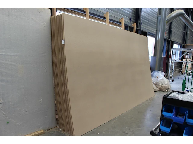 Ruim 55 spaanplaten. afmeting 390 x 210 x 0.8 cm. - afbeelding 1 van  3