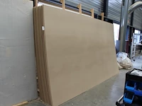 Ruim 55 spaanplaten. afmeting 390 x 210 x 0.8 cm. - afbeelding 1 van  3