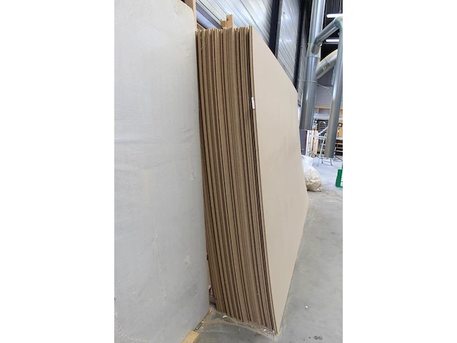 Ruim 55 spaanplaten. afmeting 390 x 210 x 0.8 cm. - afbeelding 2 van  3