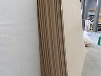 Ruim 55 spaanplaten. afmeting 390 x 210 x 0.8 cm. - afbeelding 2 van  3