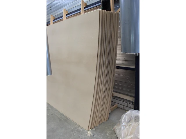 Ruim 55 spaanplaten. afmeting 390 x 210 x 0.8 cm. - afbeelding 3 van  3
