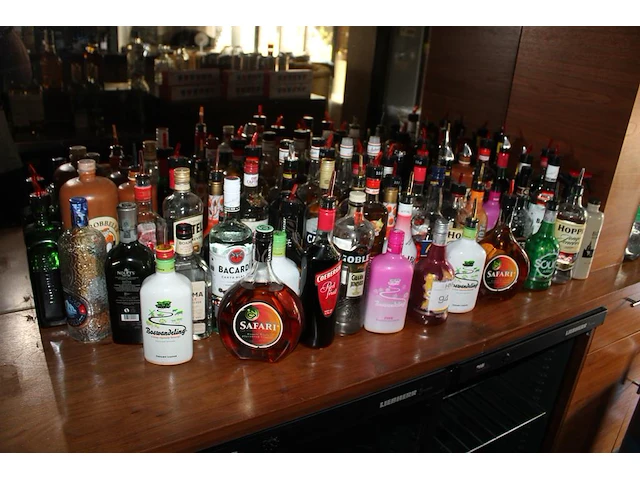 Ruim 60 aangebroken flessen sterke drank in grote diversiteit. - afbeelding 1 van  4