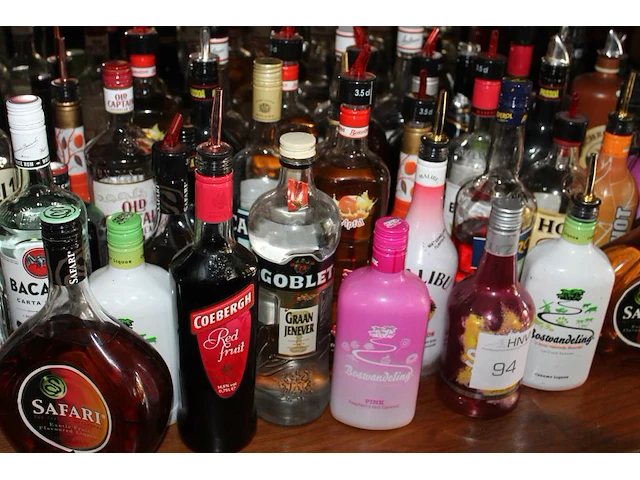Ruim 60 aangebroken flessen sterke drank in grote diversiteit. - afbeelding 3 van  4