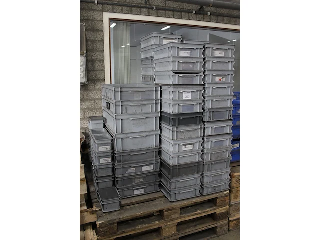 Ruim 60 grijze kunststof stapelbakken engels in diverse maten op pallet. - afbeelding 2 van  2