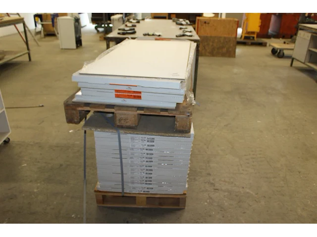 Ruim 60 m2 laminaat 122 x 61 cm in mat en hoogglans wit. - afbeelding 1 van  4