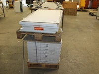 Ruim 60 m2 laminaat 122 x 61 cm in mat en hoogglans wit. - afbeelding 1 van  4