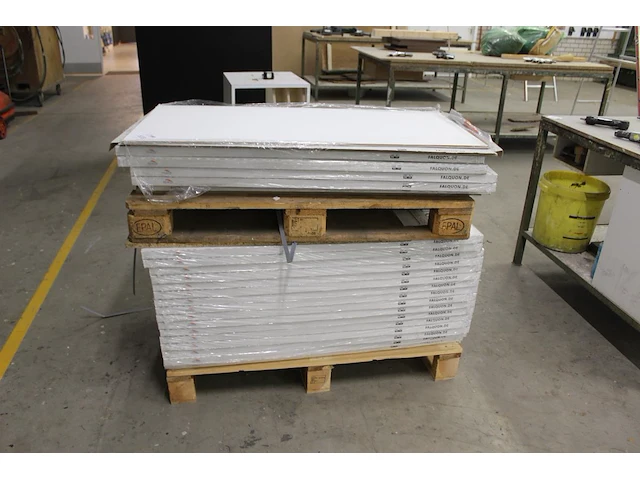 Ruim 60 m2 laminaat 122 x 61 cm in mat en hoogglans wit. - afbeelding 2 van  4