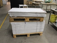 Ruim 60 m2 laminaat 122 x 61 cm in mat en hoogglans wit. - afbeelding 2 van  4