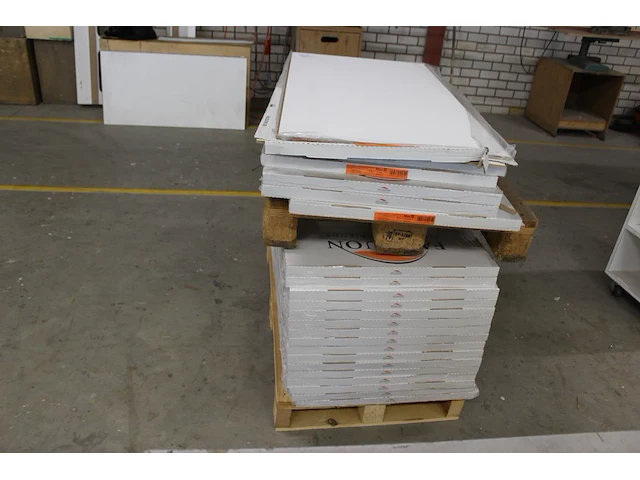 Ruim 60 m2 laminaat 122 x 61 cm in mat en hoogglans wit. - afbeelding 3 van  4