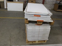 Ruim 60 m2 laminaat 122 x 61 cm in mat en hoogglans wit. - afbeelding 3 van  4