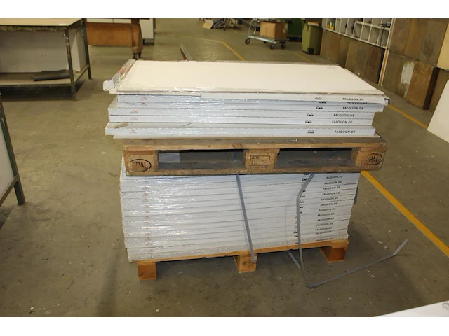 Ruim 60 m2 laminaat 122 x 61 cm in mat en hoogglans wit. - afbeelding 4 van  4