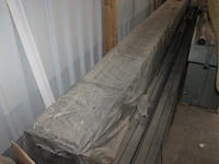 Ruim 60 metalen kokers 60 x 60 mm en lengte 600 cm.