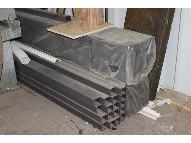 Ruim 60 metalen kokers 60 x 60 mm en lengte 600 cm. - afbeelding 3 van  4