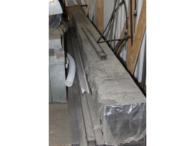 Ruim 60 metalen kokers 60 x 60 mm en lengte 600 cm. - afbeelding 4 van  4