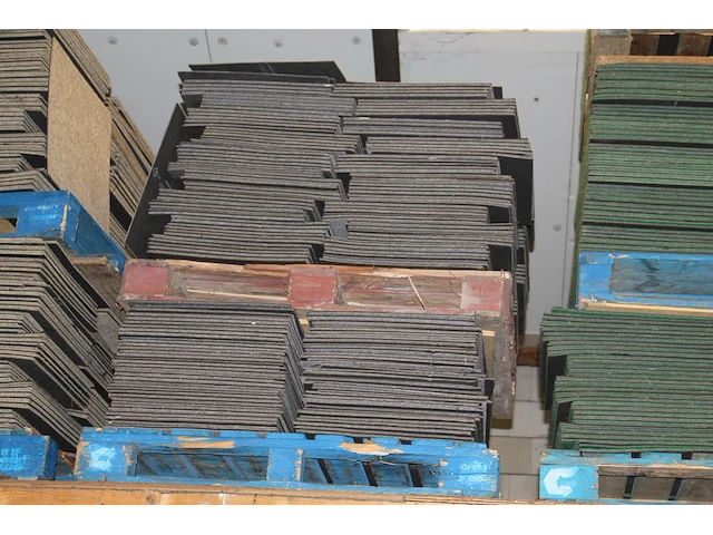 Ruim 600 grijze tapijttegels op twee pallets. - afbeelding 1 van  2