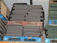 Ruim 600 grijze tapijttegels op twee pallets. - afbeelding 1 van  2