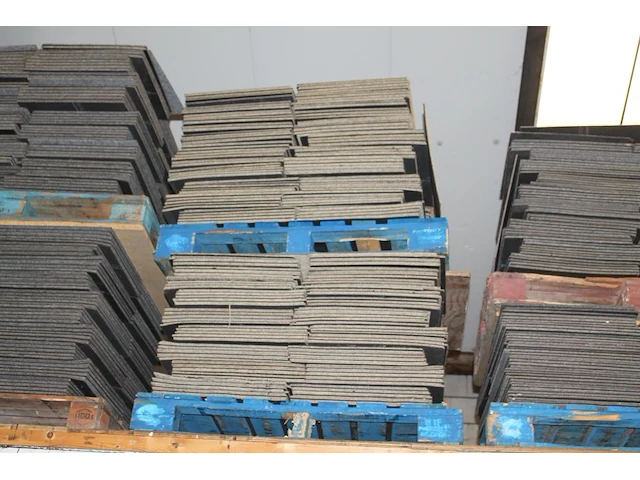 Ruim 600 taupe tapijttegels op twee pallets. - afbeelding 1 van  2