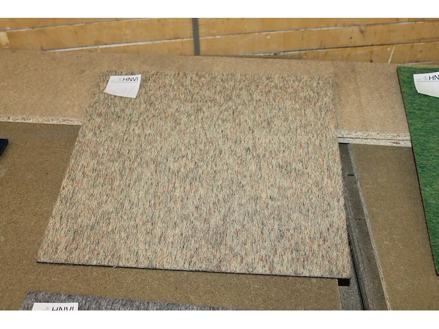 Ruim 600 taupe tapijttegels op twee pallets. - afbeelding 2 van  2