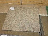 Ruim 600 taupe tapijttegels op twee pallets. - afbeelding 2 van  2