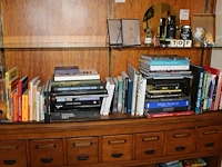 Ruim 70 boeken in grote diversiteit op schap waar onder guinness world records, kookboeken, biografie, nigh... - afbeelding 1 van  3