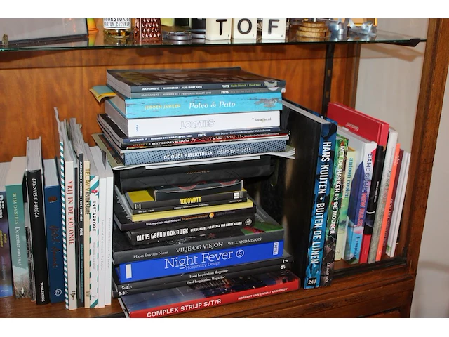 Ruim 70 boeken in grote diversiteit op schap waar onder guinness world records, kookboeken, biografie, nigh... - afbeelding 3 van  3