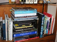 Ruim 70 boeken in grote diversiteit op schap waar onder guinness world records, kookboeken, biografie, nigh... - afbeelding 3 van  3