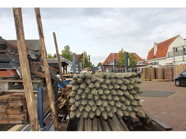 Ruim 70 boompalen in metalen bok. lengte 250 cm. doorsnede 55 mm. let op: exclusief bok. - afbeelding 3 van  3