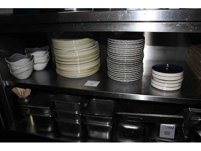 Ruim 70 borden in diverse maten waaronder met doorsnede 26 cm op schap. - afbeelding 1 van  2